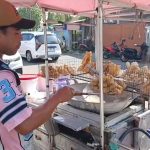 Harga Bahan Baku Naik Drastis, Pedagang Gorengan di Cirebon Putar Otak Bertahan (Foto : Darfan)
