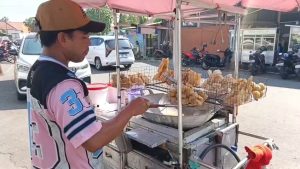 Harga Bahan Baku Naik Drastis, Pedagang Gorengan di Cirebon Putar Otak Bertahan (Foto : Darfan)