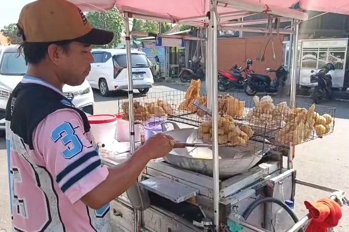 Harga Bahan Baku Naik Drastis, Pedagang Gorengan di Cirebon Putar Otak Bertahan (Foto : Darfan)