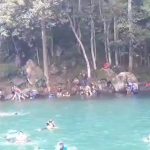 Pada libur akhir pekan musim kemarau ini, Telaga Biru di Majalengka dipadati pengunjung (Foto : Darfan)