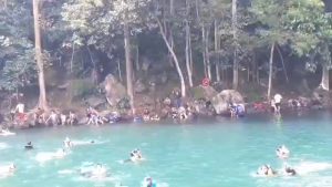 Pada libur akhir pekan musim kemarau ini, Telaga Biru di Majalengka dipadati pengunjung (Foto : Darfan)