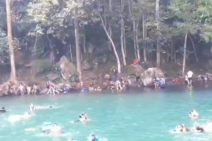 Pada libur akhir pekan musim kemarau ini, Telaga Biru di Majalengka dipadati pengunjung (Foto : Darfan)