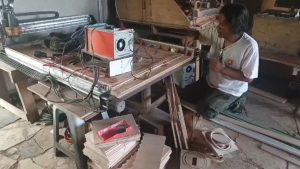 Pemadaman Listrik Bergilir di Cirebon Ganggu Usaha Furnitur dan Kerajinan (Foto :Darfan)