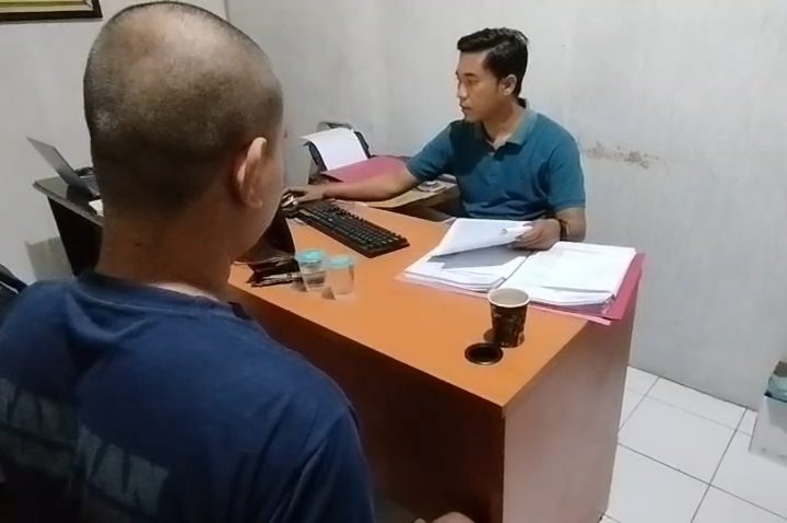Seorang pria di Kabupaten Kuningan diamankan polisi setelah menganiaya selingkuhan istrinya hingga tewas. (Foto : Darfan)