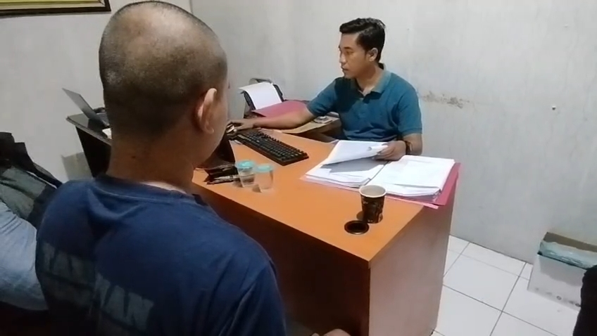 Seorang pria di Kabupaten Kuningan diamankan polisi setelah menganiaya selingkuhan istrinya hingga tewas. (Foto : Darfan)