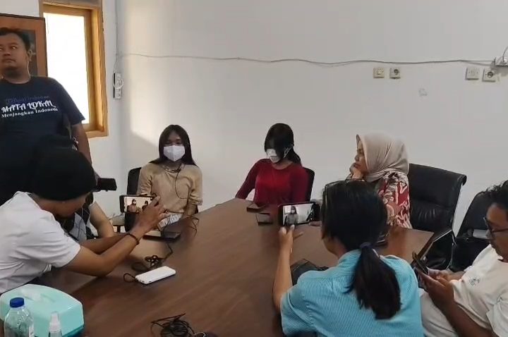 SPMB Jabar 2026 Tuai Polemik, Tiga Siswi SMPN 1 Cirebon Gagal Diterima di Sekolah Tujuan (Foto : Darfan)