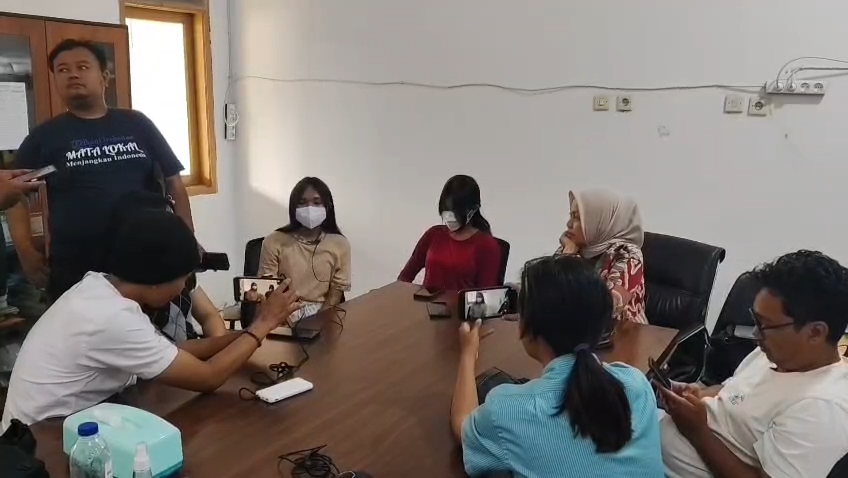SPMB Jabar 2026 Tuai Polemik, Tiga Siswi SMPN 1 Cirebon Gagal Diterima di Sekolah Tujuan (Foto : Darfan)