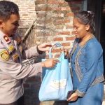 Wakil Kepala Polres Cirebon Kota, Kompol Ari Nugroho, turun langsung menyalurkan bantuan sosial kepada warga Kelurahan Argasunya (Foto : Darfan)