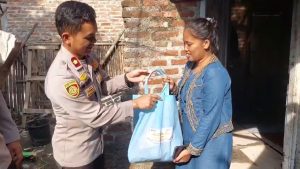 Wakil Kepala Polres Cirebon Kota, Kompol Ari Nugroho, turun langsung menyalurkan bantuan sosial kepada warga Kelurahan Argasunya (Foto : Darfan)