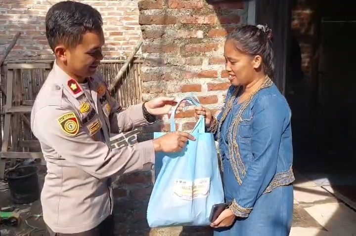 Wakil Kepala Polres Cirebon Kota, Kompol Ari Nugroho, turun langsung menyalurkan bantuan sosial kepada warga Kelurahan Argasunya (Foto : Darfan)