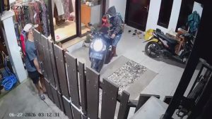 Rekaman CCTV memeperlihatkan aksi pencurian kendaraan bermotor di Ciledug, Kabupaten Cirebon (Tangkapan Layar)