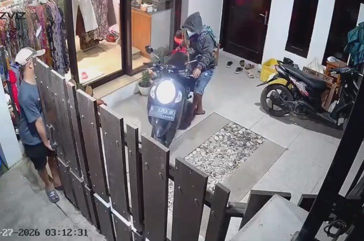 Rekaman CCTV memeperlihatkan aksi pencurian kendaraan bermotor di Ciledug, Kabupaten Cirebon (Tangkapan Layar)