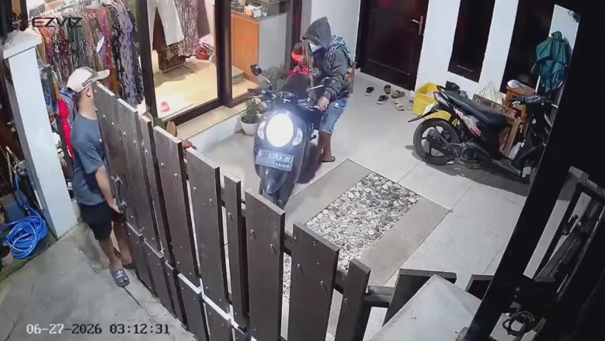 Rekaman CCTV memeperlihatkan aksi pencurian kendaraan bermotor di Ciledug, Kabupaten Cirebon (Tangkapan Layar)