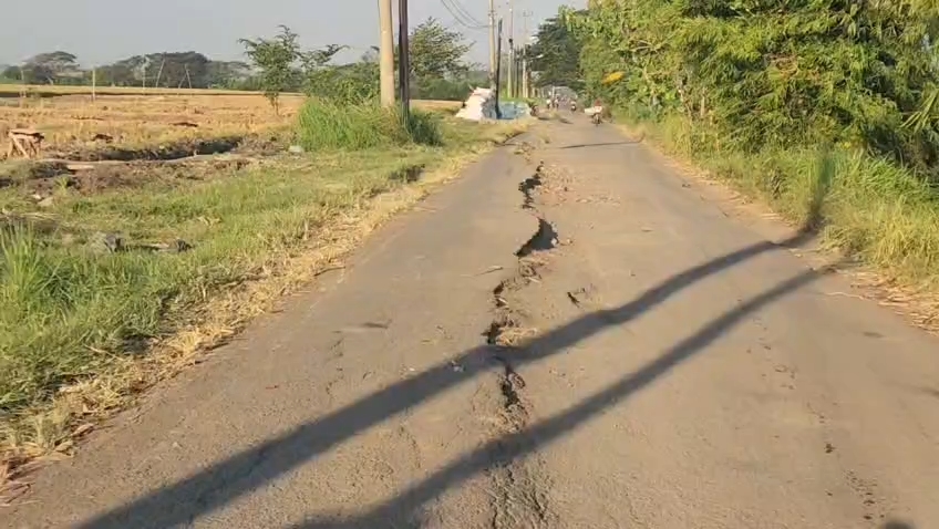 Ruas Jalan Karangsembung–Tambelang Amblas dan Rawan Kecelakaan, Kontur Jalan Miring 50 Sentimeter (Foto : Darfan)