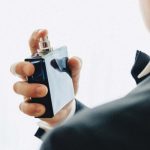 Ilustrasi Semprot Parfum ke Leher (Sumber Foto : Freepik.com)
