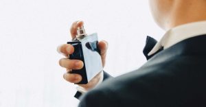 Ilustrasi Semprot Parfum ke Leher (Sumber Foto : Freepik.com)