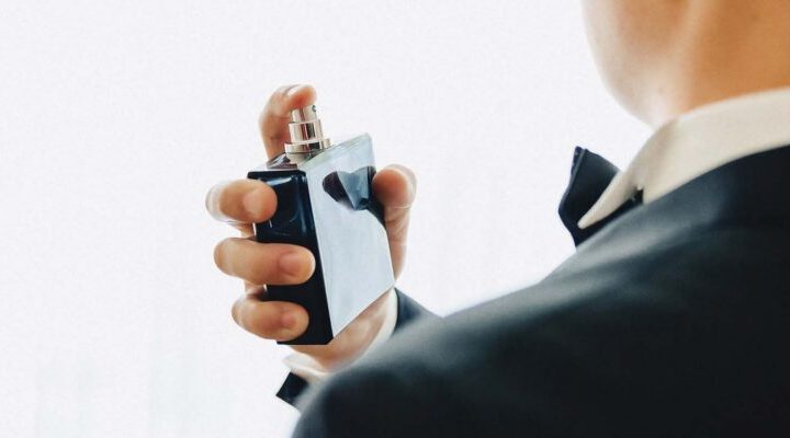 Ilustrasi Semprot Parfum ke Leher (Sumber Foto : Freepik.com)