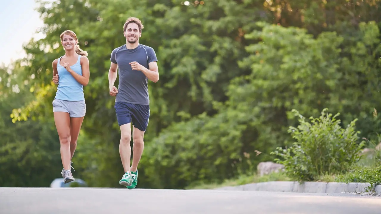Ilustrasi olahraga, jalan cepat, joging. (Image by pressfoto on Freepik)