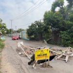 Jalan Tangkil Gede di Kelurahan Watubelah, Kecamatan Sumber, Kabupaten Cirebon, mengalami ambles hingga membentuk lubang besar yang hampir menutup seluruh badan jalan (Foto : Darfan)