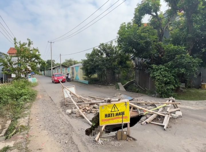 Jalan Tangkil Gede di Kelurahan Watubelah, Kecamatan Sumber, Kabupaten Cirebon, mengalami ambles hingga membentuk lubang besar yang hampir menutup seluruh badan jalan (Foto : Darfan)