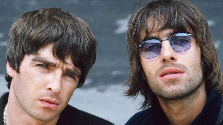 Vokalis utama Oasis, Liam Gallagher dan penulis lagu sekaligus gitaris Noel Gallagher. (Sumber Foto: Instagram/@oasis)