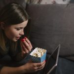 Sering Mengulang Film Favorit? Ini Rahasia Psikologi yang Jarang Diketahui (Sumber Foto : Freepik)
