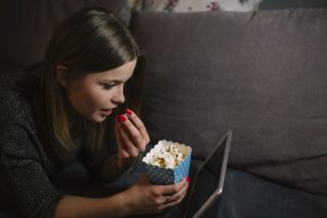 Sering Mengulang Film Favorit? Ini Rahasia Psikologi yang Jarang Diketahui (Sumber Foto : Freepik)