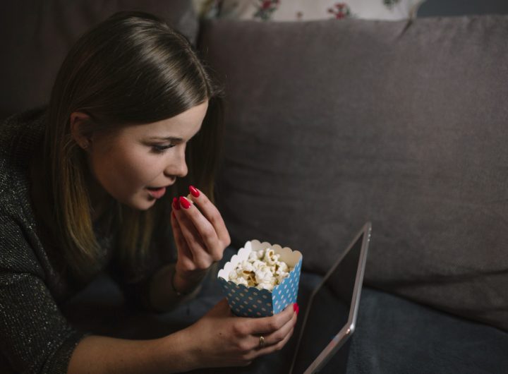 Sering Mengulang Film Favorit? Ini Rahasia Psikologi yang Jarang Diketahui (Sumber Foto : Freepik)