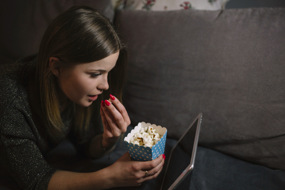 Sering Mengulang Film Favorit? Ini Rahasia Psikologi yang Jarang Diketahui (Sumber Foto : Freepik)