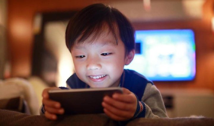 Ilustrasi anak bermain gawai (Sumber Foto: iStock)
