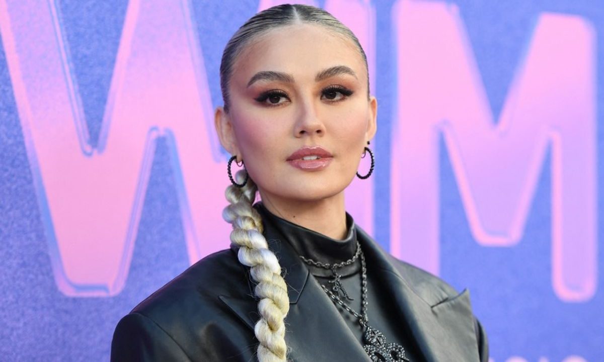 Penyanyi asal Indonesia Agnez Mo menghadiri acara penghargaan Billboard Women in Music 2022 yang digelar di YouTube Theatre di SoFi Stadium, Inglewood, California, pada 2 Maret 2022. (AFP/ROBYN BECK)