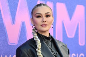 Penyanyi asal Indonesia Agnez Mo menghadiri acara penghargaan Billboard Women in Music 2022 yang digelar di YouTube Theatre di SoFi Stadium, Inglewood, California, pada 2 Maret 2022. (AFP/ROBYN BECK)