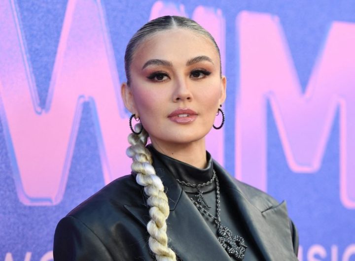 Penyanyi asal Indonesia Agnez Mo menghadiri acara penghargaan Billboard Women in Music 2022 yang digelar di YouTube Theatre di SoFi Stadium, Inglewood, California, pada 2 Maret 2022. (AFP/ROBYN BECK)