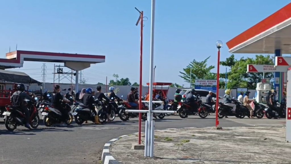 Antrean panjang kendaraan di SPBU Kemantren, Kabupaten Cirebon (Foto : Darfan)