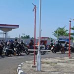 Antrean panjang kendaraan di SPBU Kemantren, Kabupaten Cirebon (Foto : Darfan)