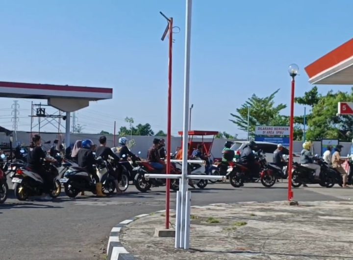 Antrean panjang kendaraan di SPBU Kemantren, Kabupaten Cirebon (Foto : Darfan)