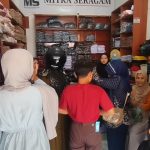 Menjelang tahun ajaran baru 2026, toko perlengkapan sekolah di Kabupaten Kuningan diserbu para pembeli (Foto : Darfan)