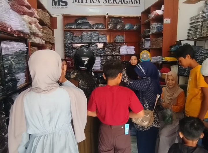 Menjelang tahun ajaran baru 2026, toko perlengkapan sekolah di Kabupaten Kuningan diserbu para pembeli (Foto : Darfan)