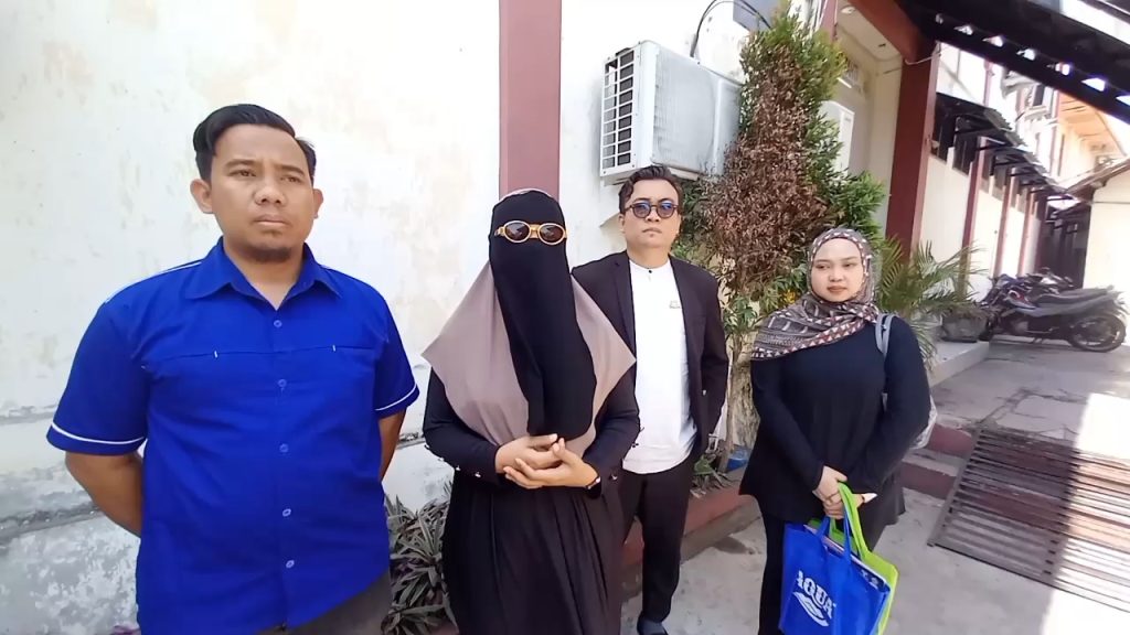 Seorang perempuan asal Kota Cirebon, Jawa Barat, melaporkan dugaan tindak pidana penipuan dan penggelapan yang disebut disertai dugaan tindakan asusila kepada pihak kepolisian. (Foto : Darfan)