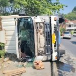 Sebuah truk kontainer pengangkut air mineral terguling dan menghantam sepeda motor serta warung di Jalan Raya Cirebon–Kuningan, Kecamatan Talun, Kabupaten Cirebon. (Foto : Darfan)