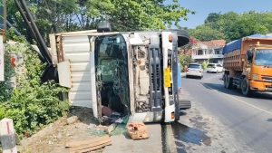 Sebuah truk kontainer pengangkut air mineral terguling dan menghantam sepeda motor serta warung di Jalan Raya Cirebon–Kuningan, Kecamatan Talun, Kabupaten Cirebon. (Foto : Darfan)