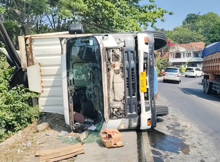 Sebuah truk kontainer pengangkut air mineral terguling dan menghantam sepeda motor serta warung di Jalan Raya Cirebon–Kuningan, Kecamatan Talun, Kabupaten Cirebon. (Foto : Darfan)