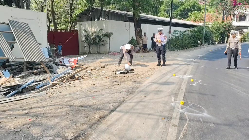 Unit Gakkum Satlantas Polresta Cirebon dan Dishub Kabupaten Cirebon Olah TKP Kecelakaan Truk Maut (Foto : Darfan)
