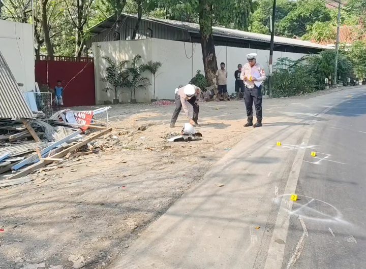 Unit Gakkum Satlantas Polresta Cirebon dan Dishub Kabupaten Cirebon Olah TKP Kecelakaan Truk Maut (Foto : Darfan)