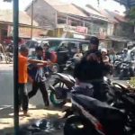 Video amatir memperlihatkan warga mengamankan pelajar yang terlibat tawuran (Tangkapan Layar)