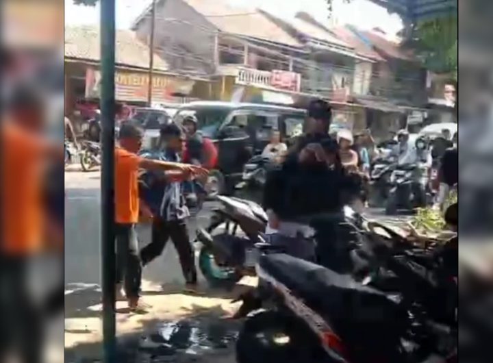 Video amatir memperlihatkan warga mengamankan pelajar yang terlibat tawuran (Tangkapan Layar)