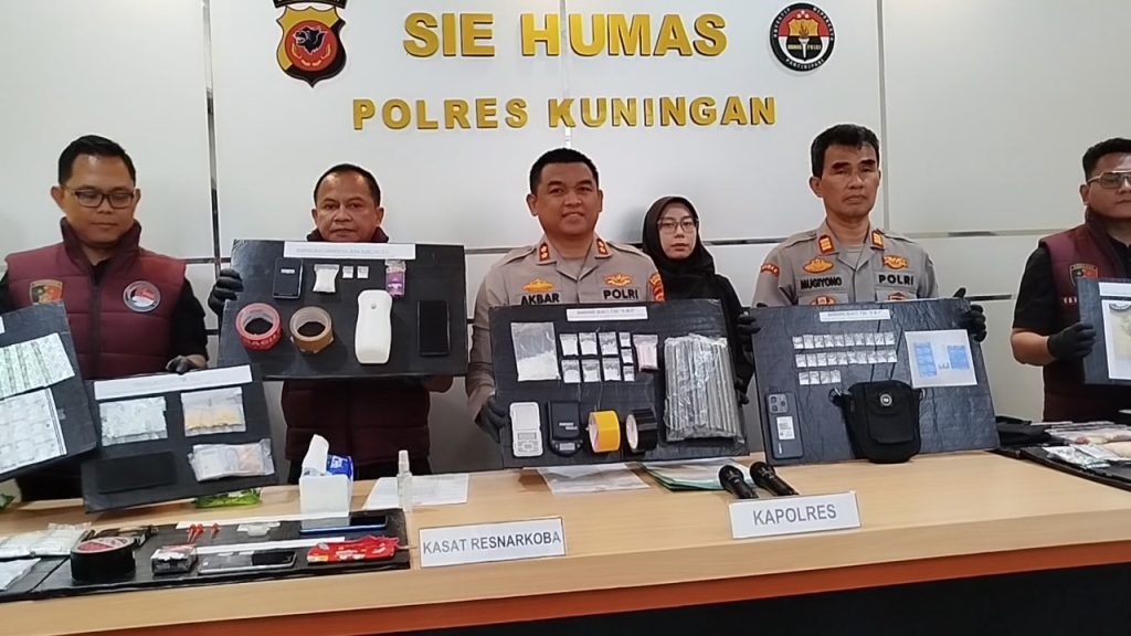 Satnarkoba Polres Kuningan menunjukan barang bukti dari hasil kejahatan penyelundupan narkoba (Foto : Darfan)