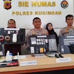 Satnarkoba Polres Kuningan menunjukan barang bukti dari hasil kejahatan penyelundupan narkoba (Foto : Darfan)