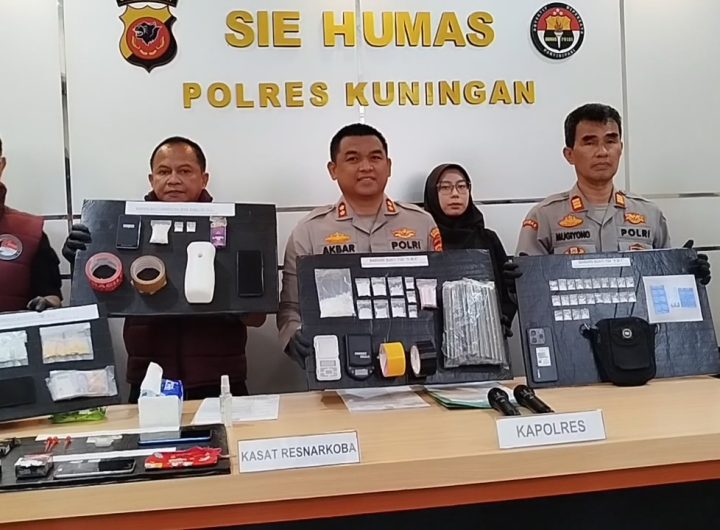 Satnarkoba Polres Kuningan menunjukan barang bukti dari hasil kejahatan penyelundupan narkoba (Foto : Darfan)