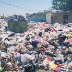 Tumpukan sampah rumah tangga di Jalan K.H. Abbas, Kecamatan Weru, Kabupaten Cirebon (Foto : Darfan)
